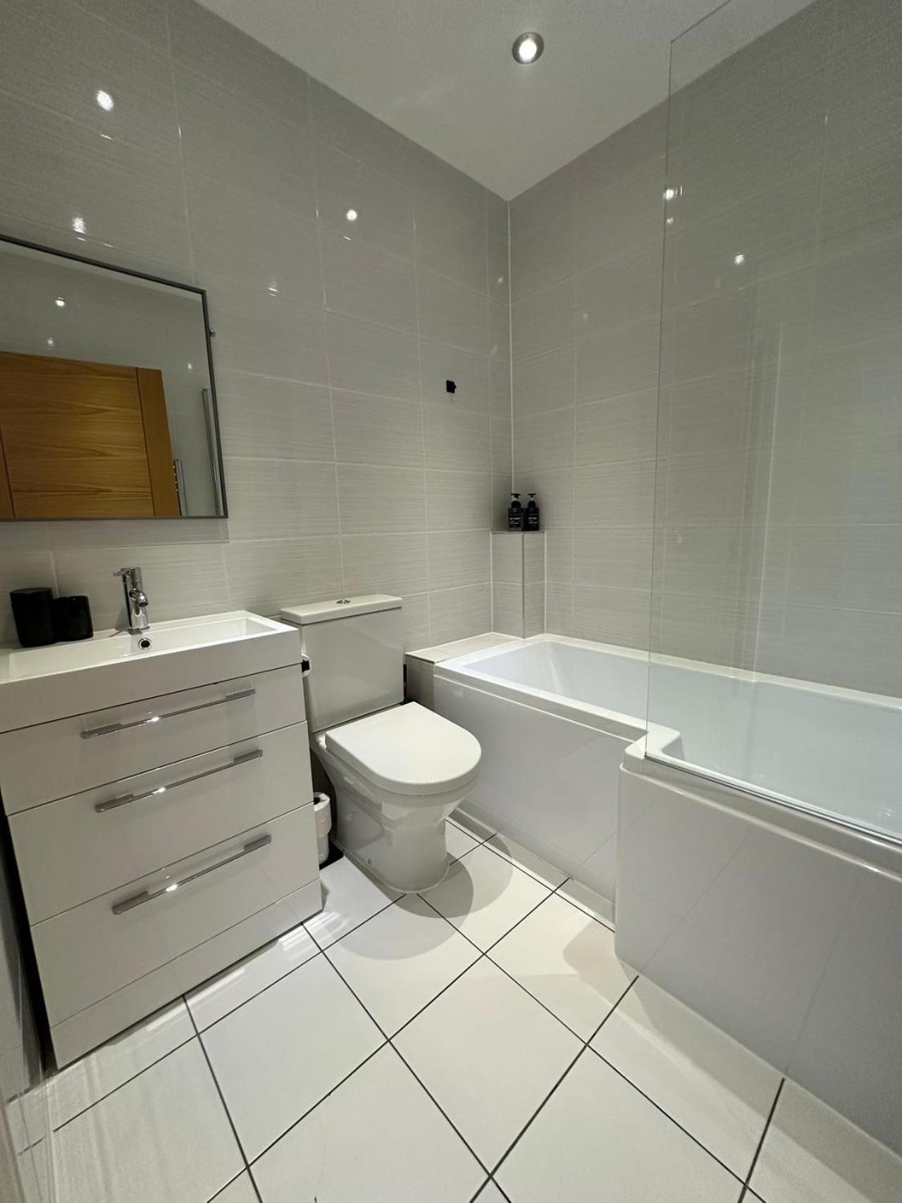 Spacious 4Br 4Ba Gated Townhouse With Balconies, Central Jq Birmingham Bagian luar foto